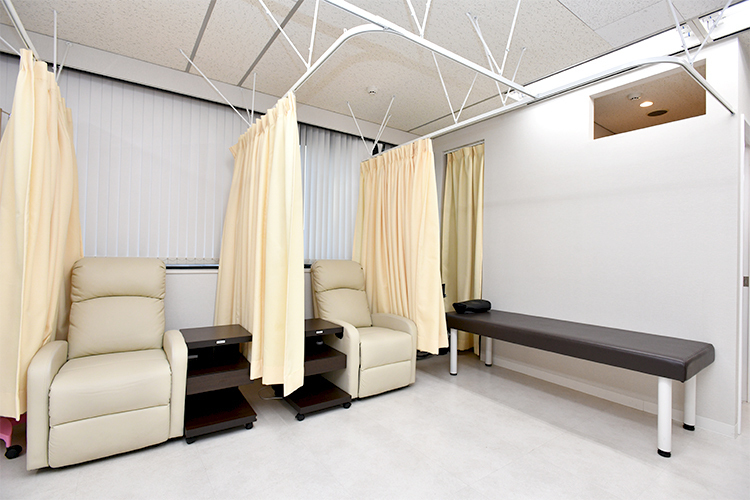 世田谷リウマチ膠原病クリニック　新宿本院 渋谷区 清潔感あふれる広々とした処置室