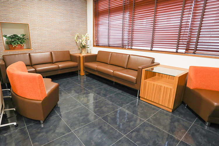 三田医院 岡山市中区 茶色の椅子が印象的