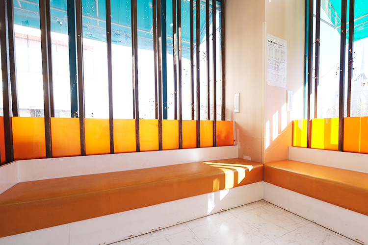 オレンジ歯科医院 さいたま市北区 待合室。外からの陽が降り注ぐ温かな空間