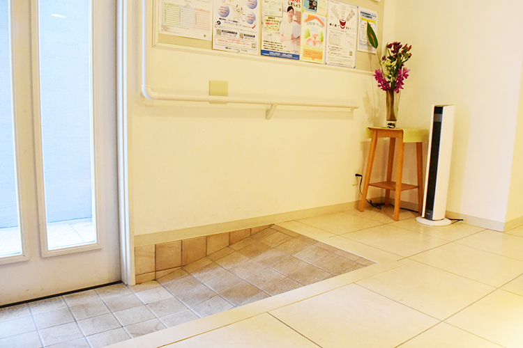 畑下歯科医院 奈良市 車いすを使用する患者も安心のバリアフリー対応の玄関