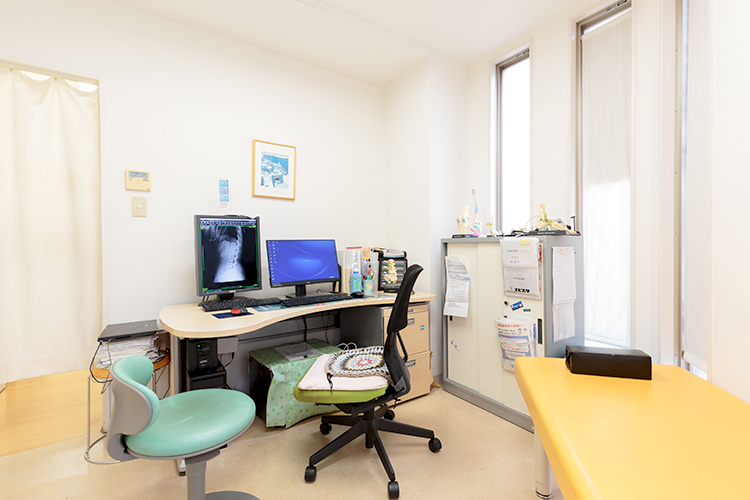 細井整形外科 神戸市東灘区 診察室では、院長が一人ひとりに寄り添った診療を心がける