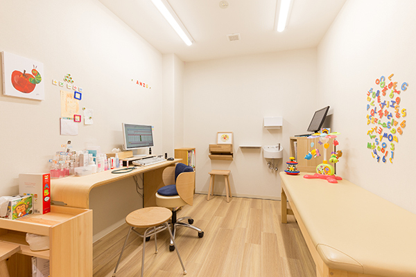 あんずこどもクリニック 宝塚市 丁寧な説明を心がけ、患者や家族の気持ちに寄り添った診療を行う