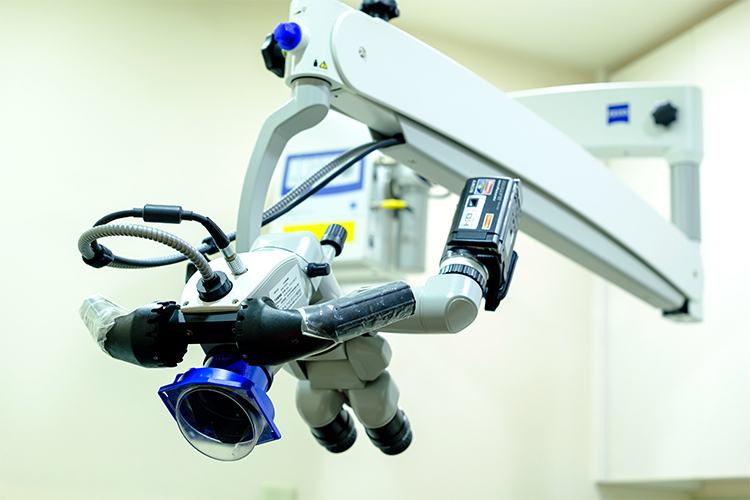 西山デンタルオフィス 港区 マイクロスコープを使用した精密な治療を実施