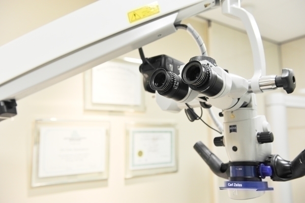 医療法人社団 北癒会 尾山台歯科クリニック 世田谷区 マイクロスコープの使用により、より精密な診断に努めている