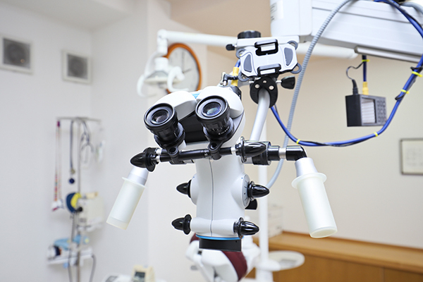 村田歯科クリニック 春日部市 マイクロスコープの使用により、より精密な診断に努めている