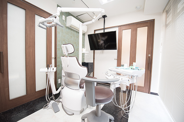川崎ハッピー歯科医院 川崎市川崎区 診療室は完全個室と半個室があり、バリアフリー設計