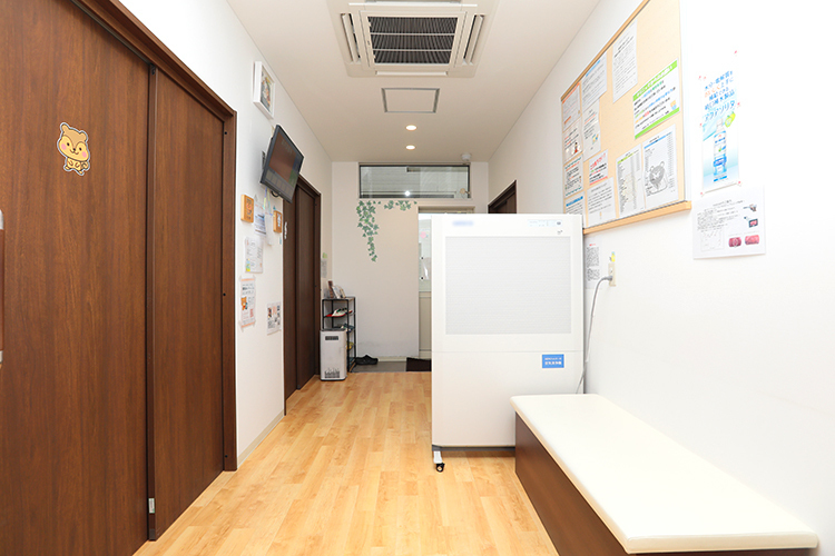 くまだキッズ・ファミリークリニック 守山市 空気清浄機能つきパーティションで感染防御対策を行う