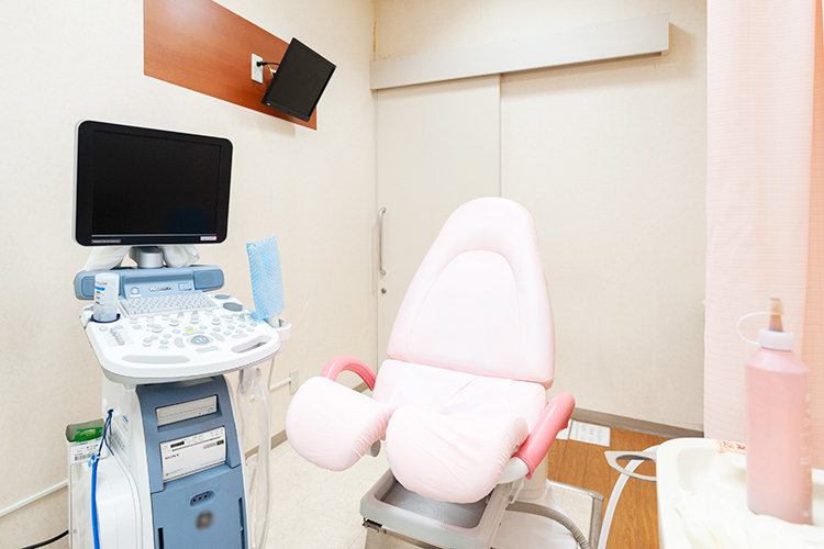 とまつレディースクリニック 可児市 内診室。清潔感のある空間でプライバシーに配慮されている