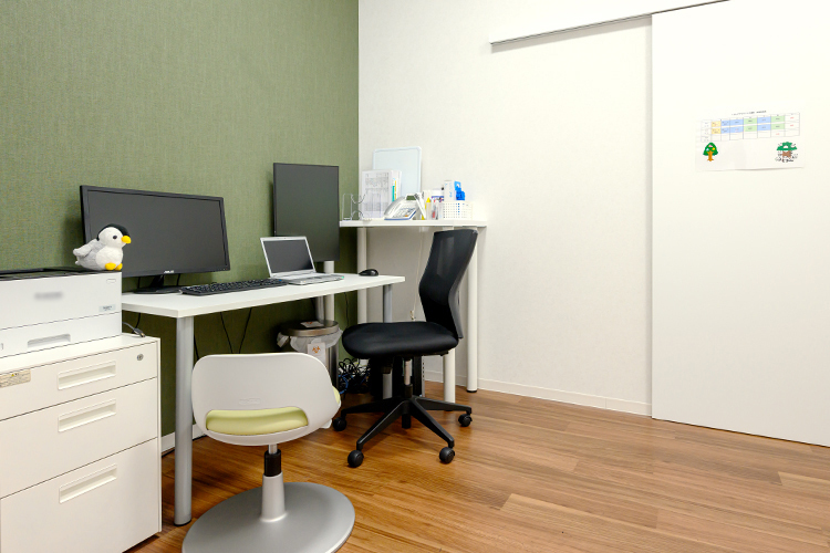 くらしケアクリニック城東 江東区 診察室は車いすでもスムーズに入れるようにスペースを確保