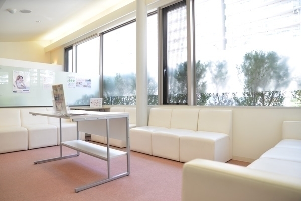 ブリストデンタルクリニック三郷 三郷市 清潔感あふれる待合室