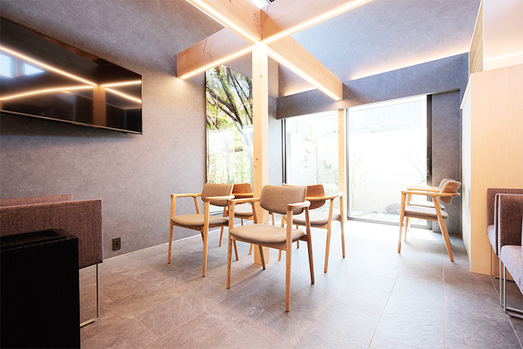 町野皮ふ科 坂戸市 新館の院内はウッド調で落ち着いた雰囲気