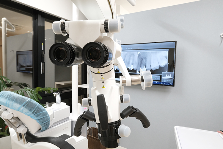 博多さとうBC歯科 福岡市博多区 マイクロスコープを使い、精密な検査を行う