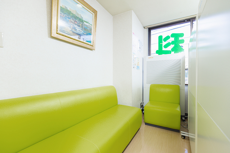 若松皮ふ科こどもクリニック 新宿区 発熱患者は別途対応、パーティション型空気清浄機で待合を分離