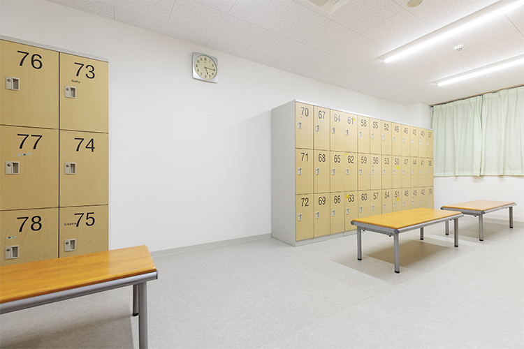 西クリニック 台東区 広々としたロッカールーム