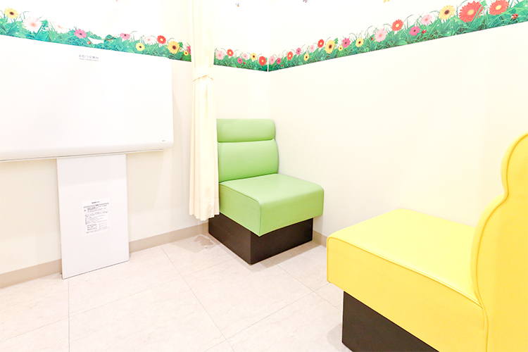 あいざわキッズクリニック 鎌ケ谷市 おむつ交換台や授乳スペースもあり、子連れで来院しやすい