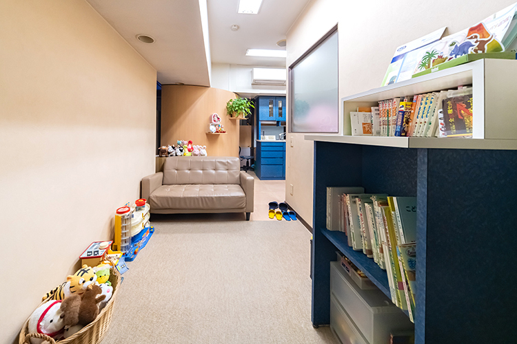 美都デンタルクリニック 世田谷区 子ども専用の待合室にはおもちゃや絵本があり親子連れでも安心だ