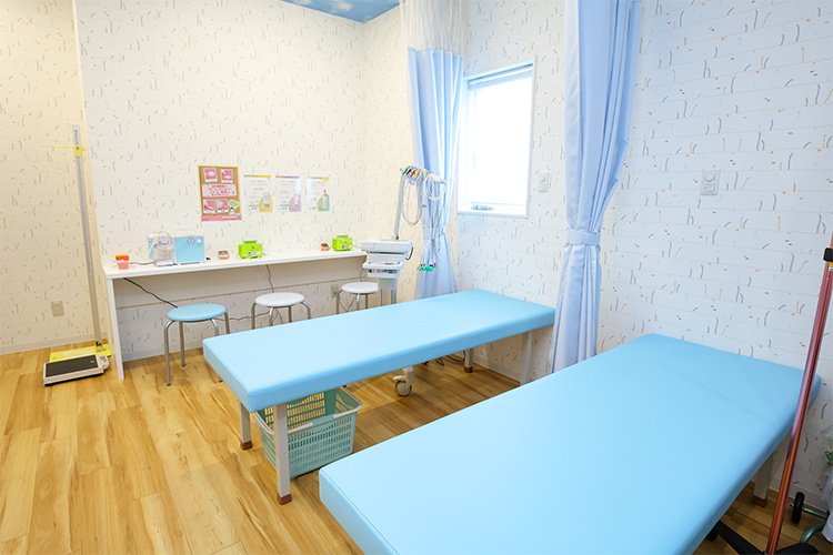 オハナこどもクリニック 高槻市 明るい処置室。子どもに寄り添った対応を心掛けている
