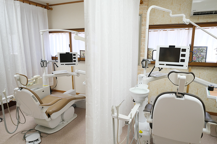 みわ歯科医院 横須賀市 それぞれのユニットに仕切りがつけられている