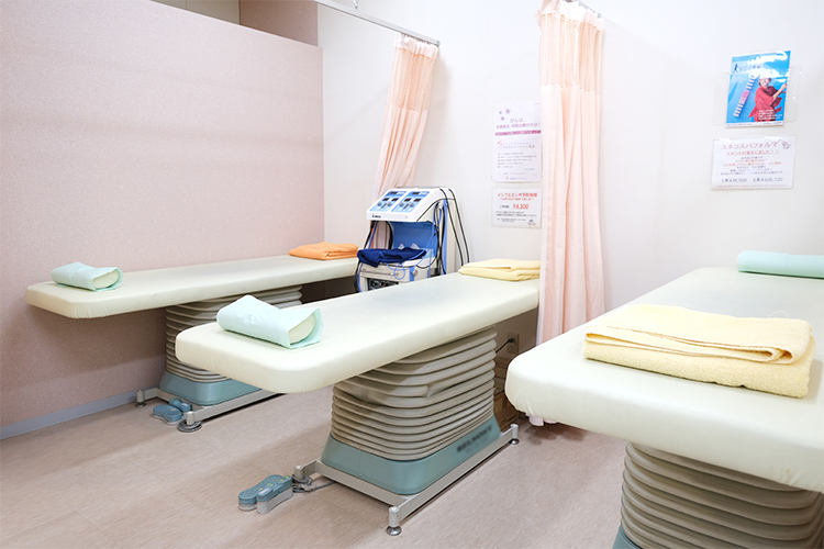 はるみクリニック 八潮市 診察室はそれぞれカーテンで仕切られている