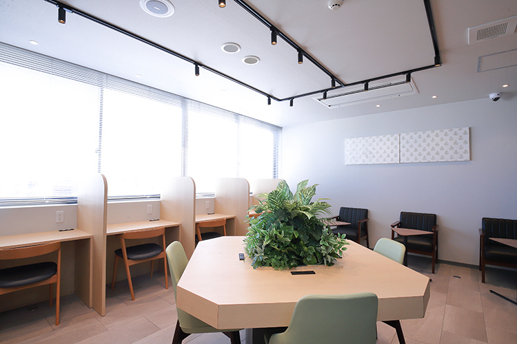 吉岡医院 京都市上京区 京都タワーや東山を見渡せるカフェのような空間の待合ラウンジ