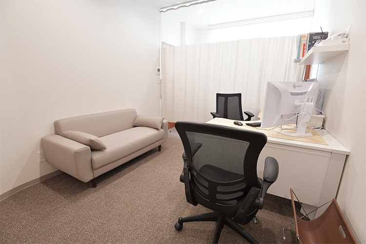 心と物忘れのクリニック北摂山田 吹田市 家族と一緒に診療を受けてもらえるよう、広々とした診察室