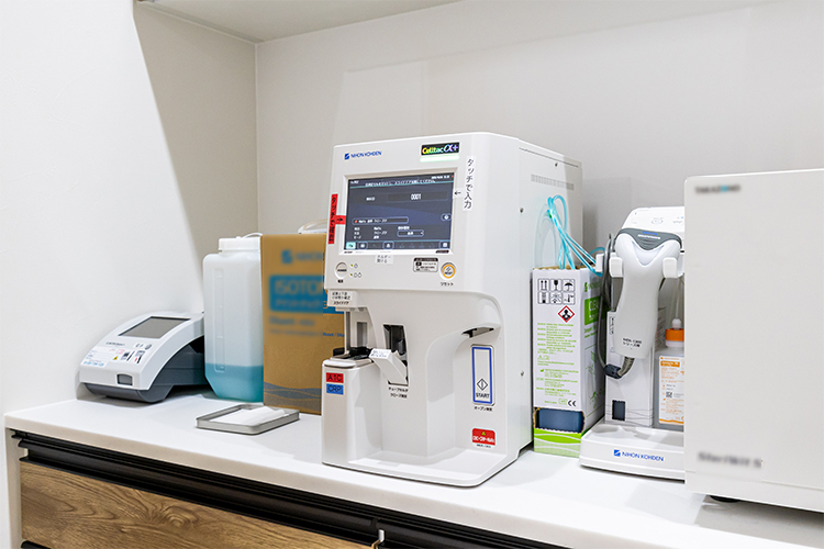 しのだクリニック 名古屋市千種区 ヘモグロビンA1cの値や感染症の炎症の値などがわかる検査機器