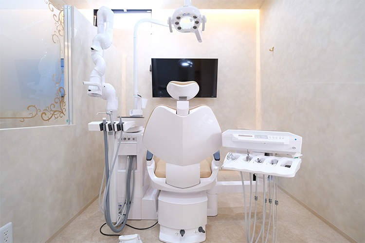 ときわ台デンタルクリニック 板橋区 完全個室の診察室。モニターを用いて状態や治療内容を丁寧に説明