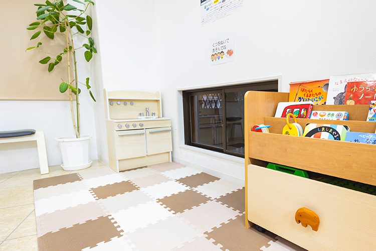 しばファミリークリニック 宇都宮市 子ども連れでも安心して通院できるようキッズスペースも完備