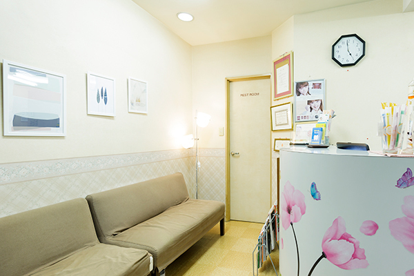 宮下歯科クリニック 中野区 院内には治療に関するポスターが並び、患者の興味のきっかけにも