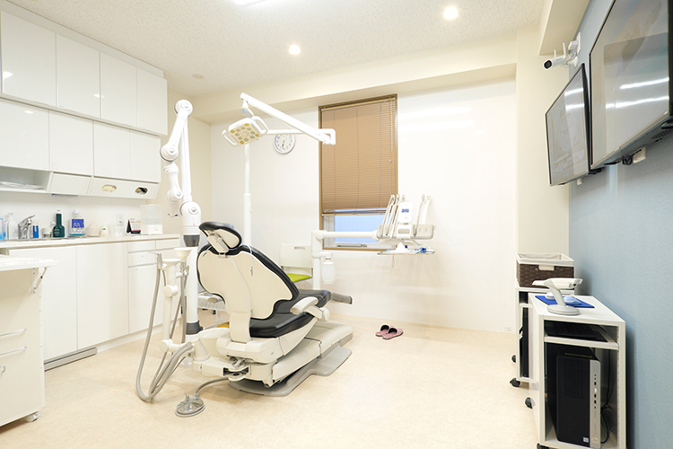 北村総合歯科 流山市 明るく清潔感のある診察室。患者の負担に配慮した治療を心がける