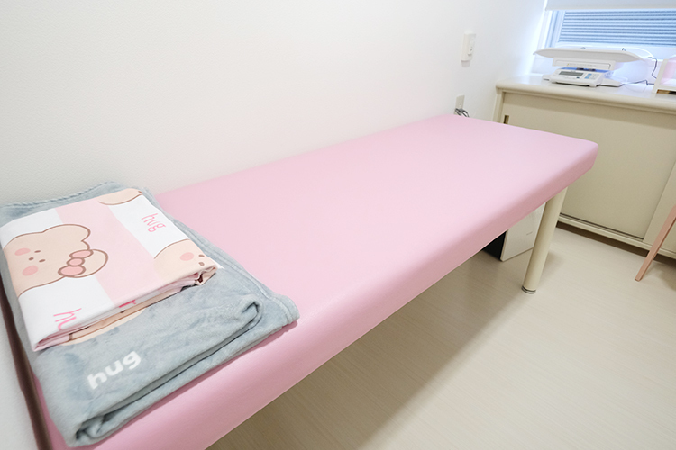 hugくむこどもクリニック 岐阜市 個室の処置室や空気清浄機も設け院内感染症対策を実施