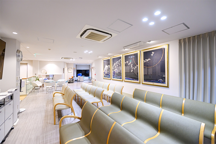 藤田眼科 徳島市 広々とした待合室では、ゆったりと過ごすことができる