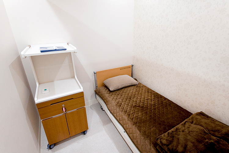 明大前アートクリニック 杉並区 個室のリカバリールームを用意し患者に配慮している