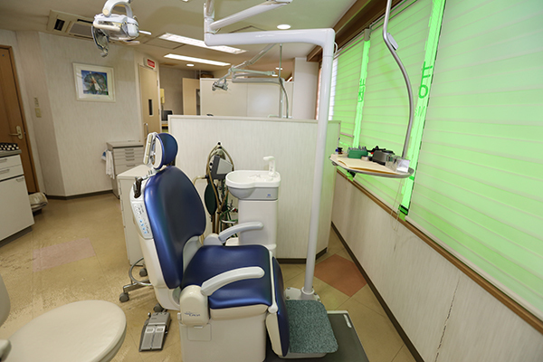 まなべ歯科 尼崎市 開放的でプライバシーにも配慮された診察スペース