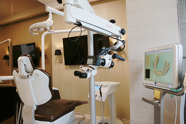 目白歯科矯正歯科 豊島区 診療室はすべて個室。歯科用マイクロスコープを配置