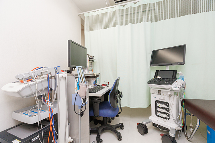 まつおクリニック 福岡市西区 エコーをはじめとした機器がそろう内科診療室