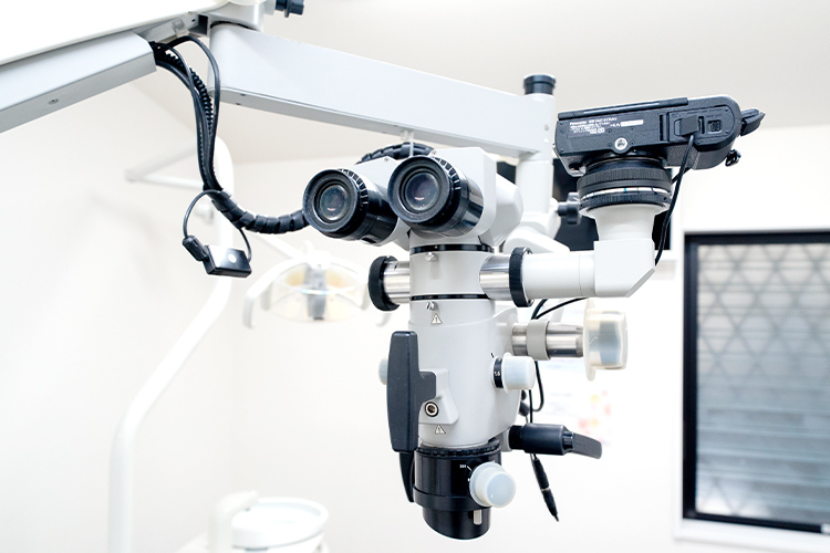 七光台歯科クリニック 野田市 マイクロスコープを備え、精密な検査を行う