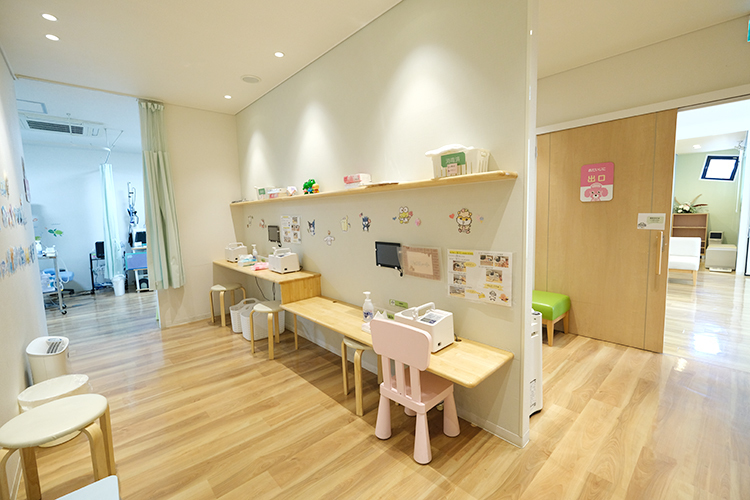 きよはら耳鼻咽喉科 福岡市南区 大人用や子ども用と高さに配慮した処置室