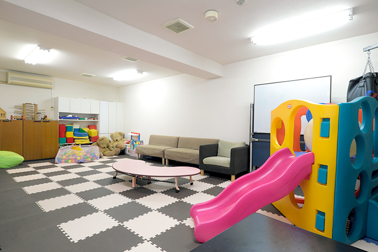 狛江のんびりクリニック 狛江市 地下には、子どもから大人まで遊んで発散できるプレイルームが
