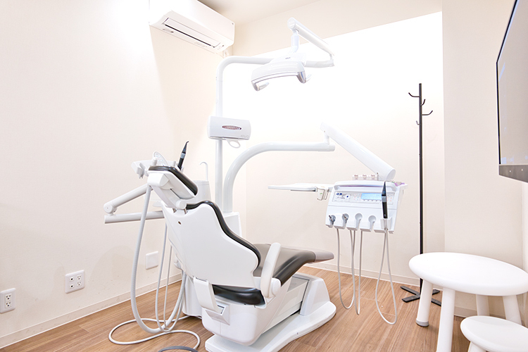 プルミエデンタルオフィス 日野市 ベビーカーや車いすも入れる個室の診療室