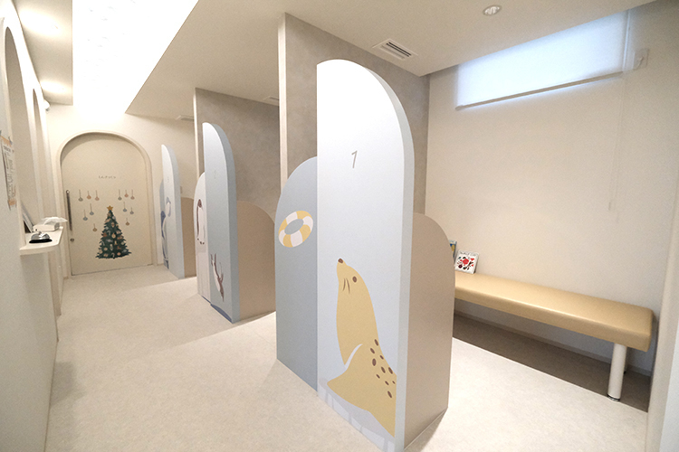 Dsこどもとみんなのクリニック 愛知郡東郷町 発熱患者専用の半個室の待合には専用のベッドも設置