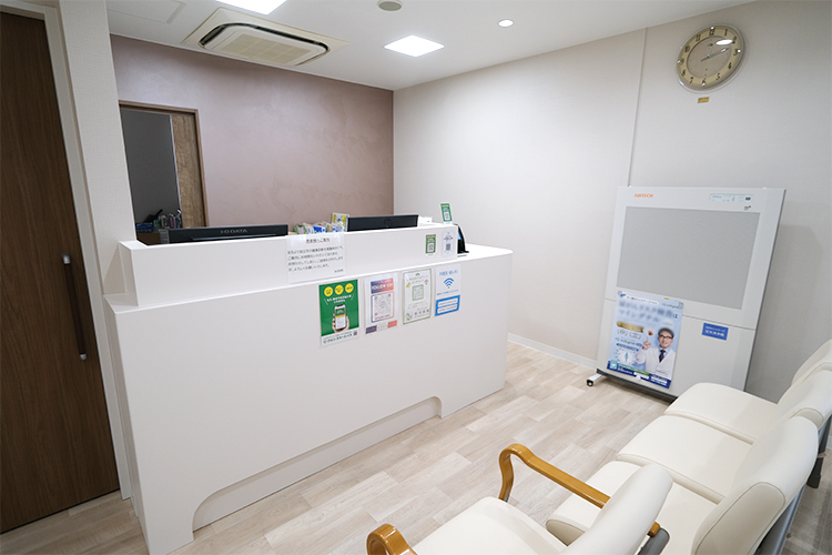 松井医院 知立市 受付ではスタッフが明るく対応してくれる