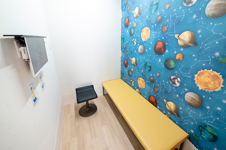 しゅんしゅんキッズクリニック 船堀院 江戸川区 アニメ視聴ができるモニターも備えており、安心して診察を待てる