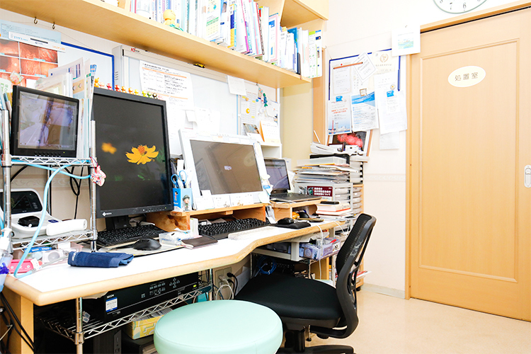 中村クリニック さいたま市南区 診療室。院長は患者の話にじっくり耳を傾けることを意識している