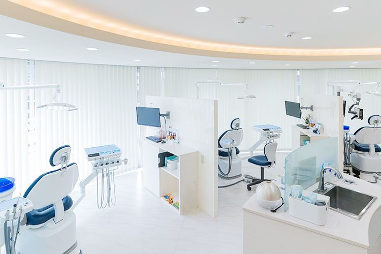 さな歯科クリニック 鹿児島市 アールを描く大きな窓に向かい、開放感ある診察室