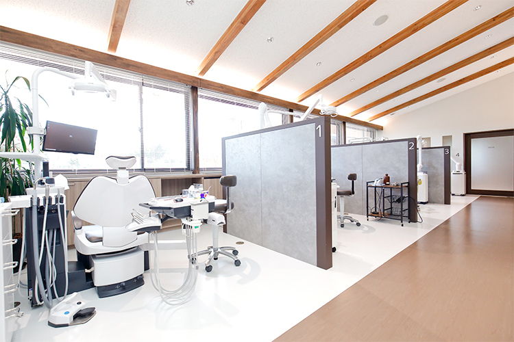 五月女歯科医院 宇都宮市 車いすやベビーカーのままでも入室できる広々とした診療室