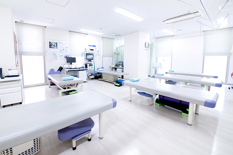 嶺整形外科クリニック 横浜市鶴見区 リハビリテーション室ではニーズに応えるため多様な機器を完備