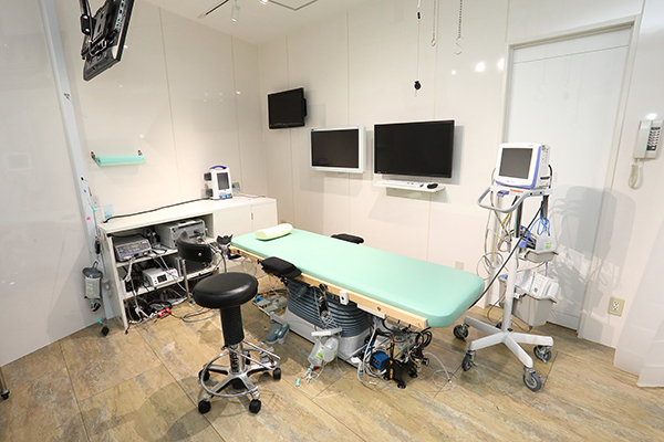 細田耳鼻科 EAR CLINIC 豊中市 日帰り手術は患者も手術の様子をモニターで確認することができる