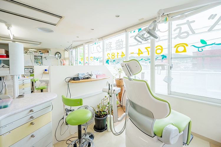 あべなおこ歯科クリニック 福岡市東区 大きな窓から明るい光が差し込む診療室