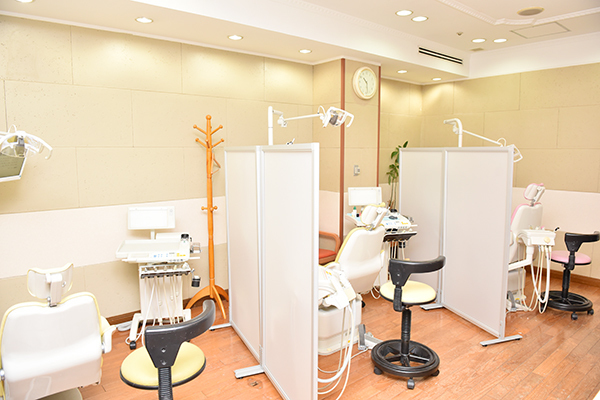 APPLAUSE 愛歯やまだ歯科 大阪市北区 プライバシーにも配慮された半個室の安心できる診察室